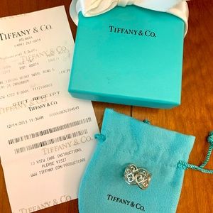 TIFFANY & CO.
Paloma Picasso Loving Heart Band Ring